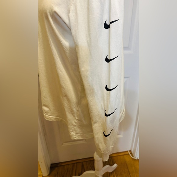Nike White Athletic Long Sleeve Top with Black Nike Logo Size Medium - Picture 2 of 8